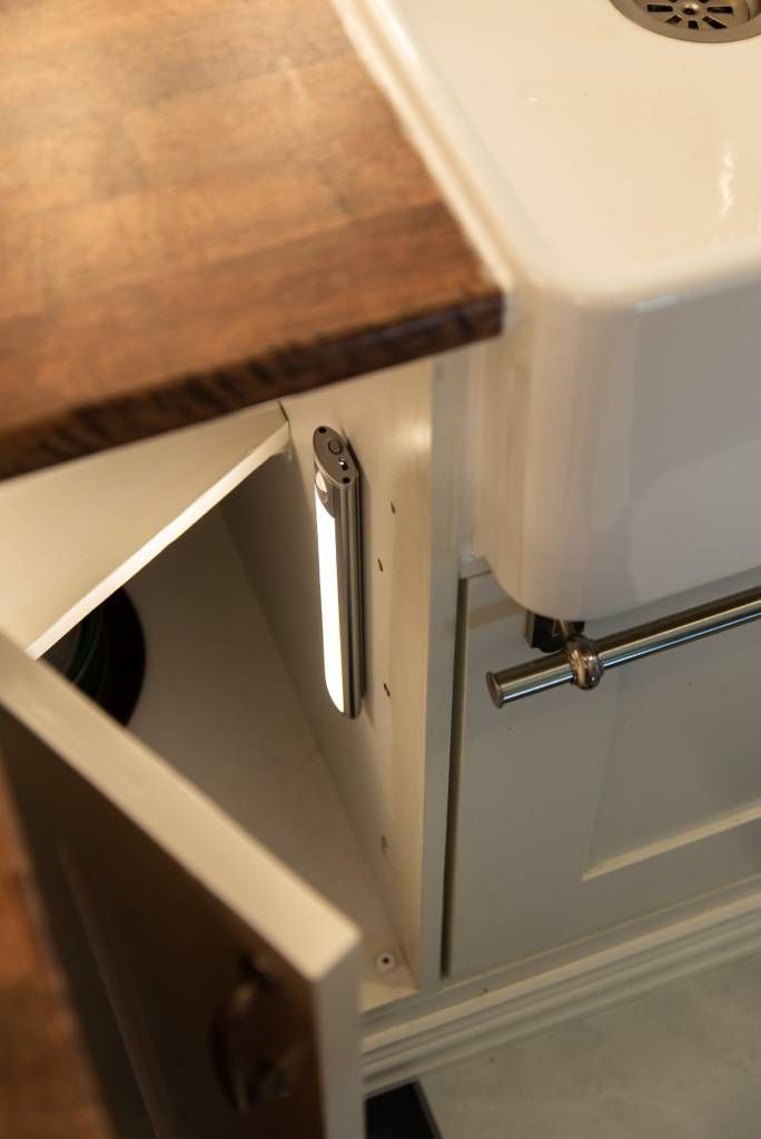 Wanda rechargeable vertical luminaire to illuminate both kitchen cabinet shelves